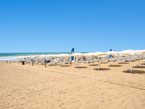 spiaggia dell'alpiclub athena resort spiaggia attrezzata con lettini e ombrelloni del villaggio alpiclub athena resort