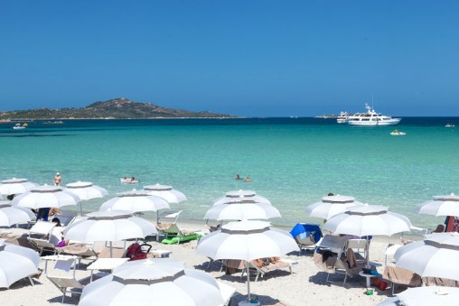 spiaggia e mare del seaclub paradise resort Sabbia bianca e fine e mare celeste davanti al seaclub paradise resort in sardegna