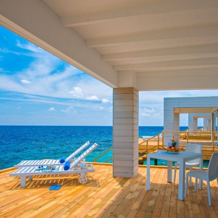 panorama che di vede da un bungalow overwater del resort alpiblu sandies bathala