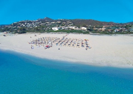 Acqua cristallina e sabbia color argento rendono la spiaggia di costa rei, su cui si affaccia il veraclub costa rei, un luogo magnifico