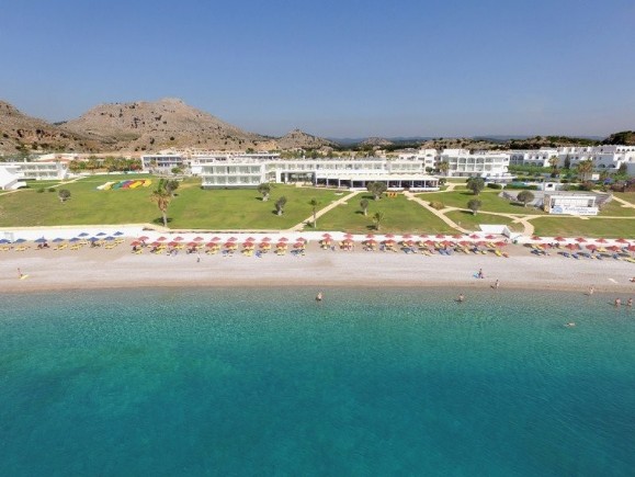 Il Veraclub Kolymbia Beach si affaccia direttamente sul mare, lungo una spiaggia di circa 300 metri