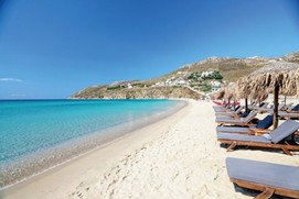 Il veraclub Penelope si affaccia direttamente sulla splendida spiaggia di Kalò Livadi a Mykonos