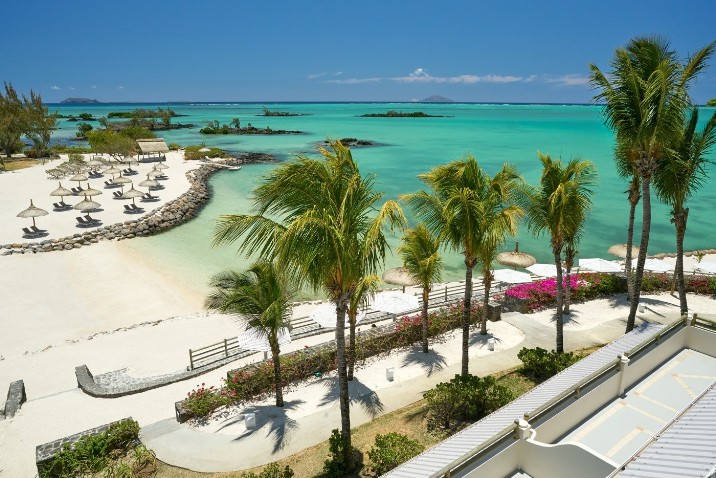 bellissimo scorcio di Veraresort Lagoon Attitude mare cristallino, vegetazione rigogliosa e sabbia bianca a Veraresort lagoon attitude, Mauritius