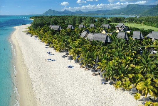 Vista dall'alto del Dinarobin Beachcomber Mauritius, natura rigogliosa e spiagge bellissime.