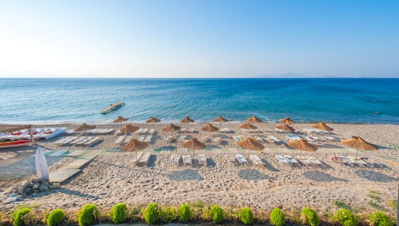 spiaggia attrezzata davanti all'alpiclub akti beach spiaggia bianca attrezzata davanti all'alpiclub akti beach a kos