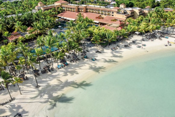 spiaggia bianca e fine davanti all'alpiclub mauricia beachcomber alle mauritius