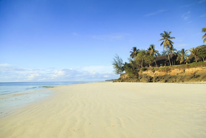 Lunka e bianca spiaggia su cui si affaccia il seaclub kole kole, piccola perla del kenya