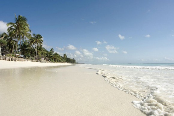 spiaggia bianca dell'alpiclub bluebay beach resort_mauritius esempio del fenomeno delle maree nella spiaggia davanti all'alpiclub bluebay beach resort