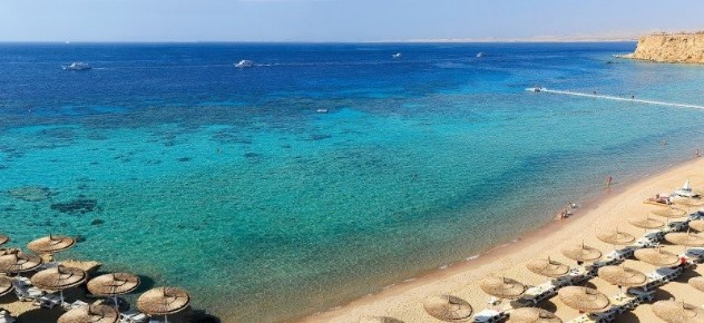 Una delle spiagge più belle della costa di Sharm el Sheikh, con il tipico reef corallino,  su cui si affaccia il Veraresort sentido reef oasis senses