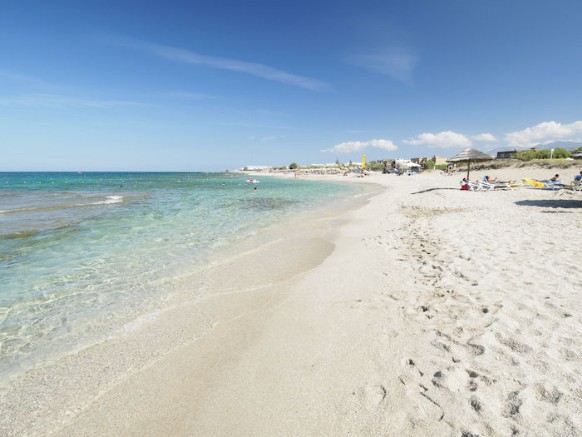 spiaggia bianca e mare turchese dell'alpiclub lyttos beach a Creta