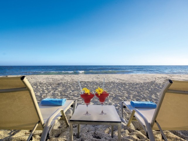 veraresort aldemar royal mare_aperitivo momento di relax in spiaggia al veraclub resort aldemar royal mare a creta