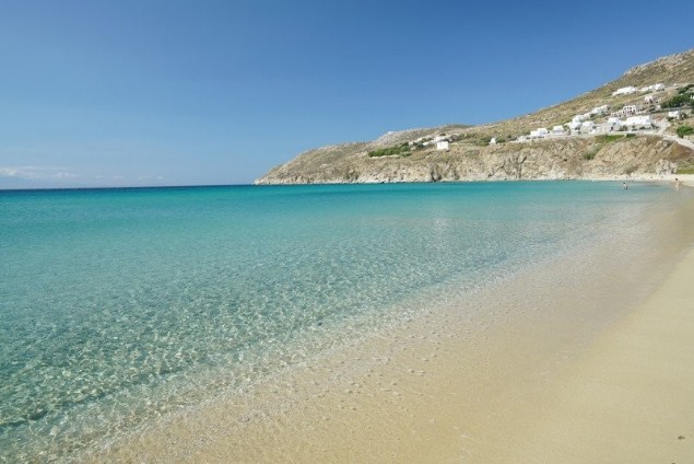 Splendida spiaggia di Kalò Livadi a Mykonos dove si estende il veraclub penelope