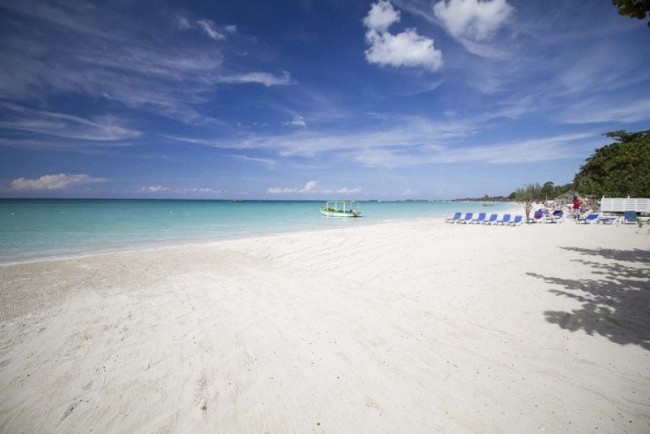 Uno scorcio della spiaggia bianca di Seven Miles a Negril. Lunga più di 10 km è considerata una delle 10 spiagge più belle del mondo