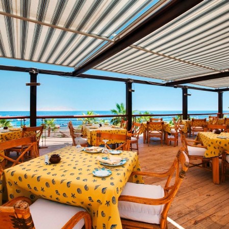 Vista del ristorante sulla spiaggia del Seaclub Savoy Sharm El Sheikh Mar rosso Egitto
