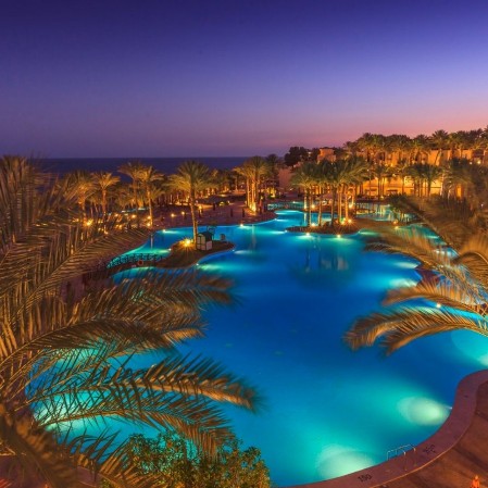 La piscina illuminata del Seaclub Grand Rotana Sharm el Sheikh