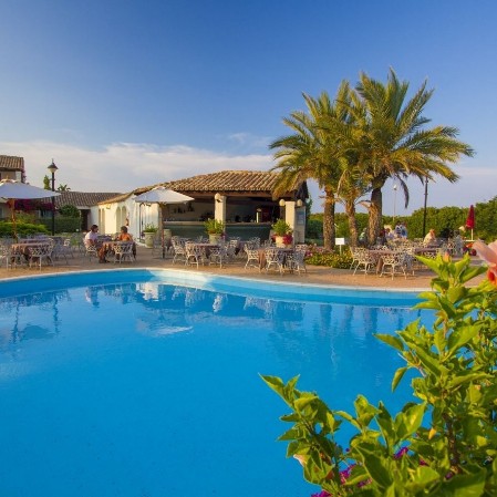 Veraclub Costa Rey Wellness & SPA - Sadegna La piscina del Veraclub Costa Rey Wellness & SPA - Sadegna