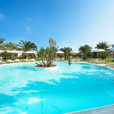 La piscina del Voi Arenella Resort 