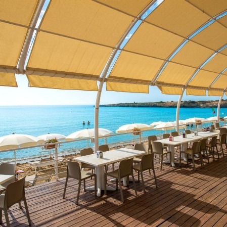 Bar sulla spiaggia del Voi Arenella Resort 
