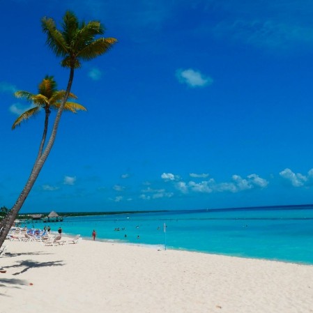 Spiaggia bianca e mare caraibico di Playa Bayahibe