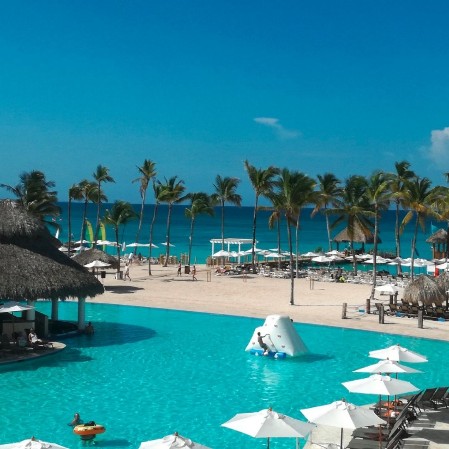 Panoramica della piscina del resort alpiblu dreams dominicus la romana