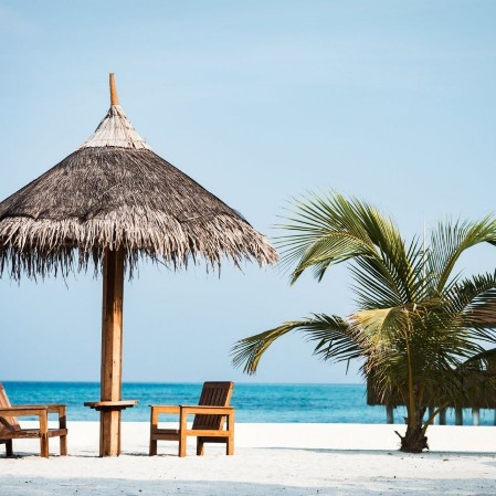 Scorcio della spiaggia bianca del bravo maayafushi resort alle Maldive