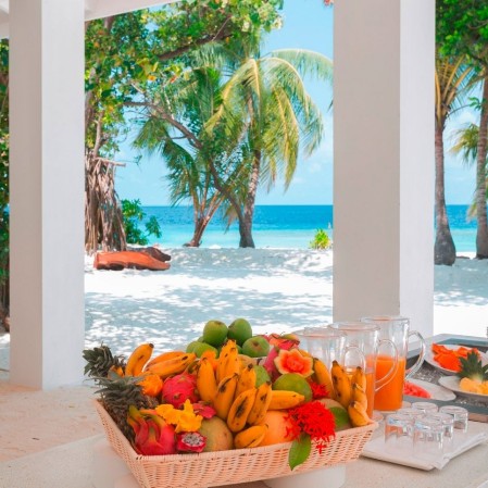 Colazione sulla spiaggia al resort Alpiblu Sandies Bathala