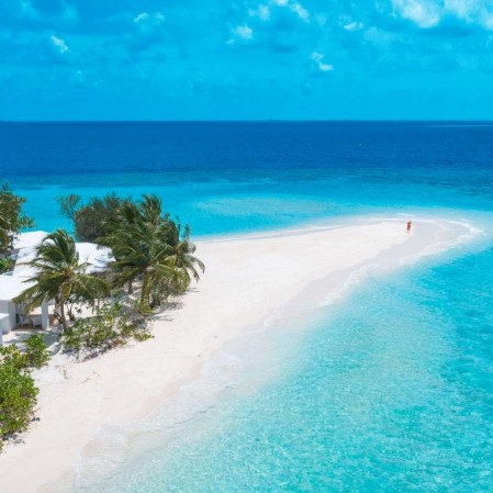 Maldive, lingua di sabbia bianca e mare cristallino Lingua di sabbia bianca e mare cristallino su cui si affaccia il resort alpiblu sandies bathala