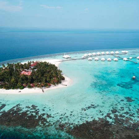 Maldive - vista dall'alto del Seaclub Athuruga Beach e Water Villa maldive - dista dall'alto dell'atollo del Seaclub Style Athuruga Beach e Water Villa