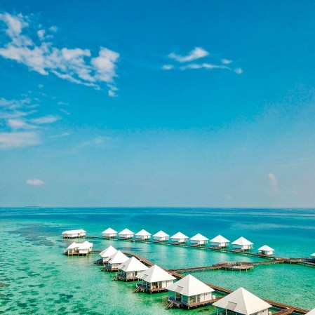 Maldive, vista dall'alto delle water villa del Seaclub Style Athuruga Beach e Water Villa