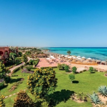 La spiaggia del Veraclub Emerald Lagoon La spiaggia e i giardini curati del villaggio italiano Veraclub Emerald Lagoon di Marsa Alam