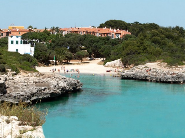 mare azzurro e spiaggia del Sa Caleta Playa