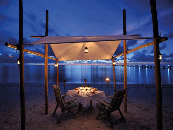 Cena mozzafiato in tipico stile maldiviano al ristorante principale del Fun Island Resort