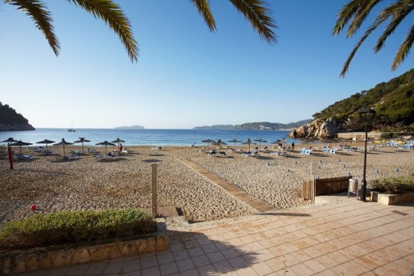 Foto sugestiva della spiaggia di Cala San Vicente su cui si affacccia il veraclub ibiza
