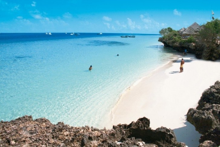 spiaggia bianca, mare cristallino e natura rigogliosa fanno del Veraclub Sunset Beach il villaggio ideale a Zanzibar Spiaggia su cui si affaccia il veraclub sunset beach